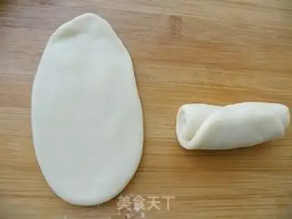 Make Old-fashioned ice cream sesame mooncake step 15