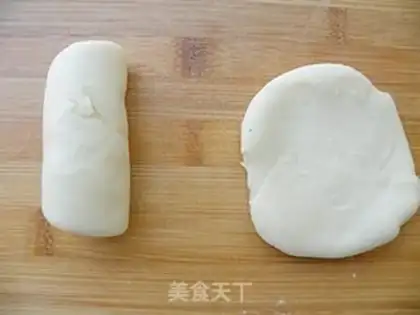 Make Old-fashioned ice cream sesame mooncake step 16