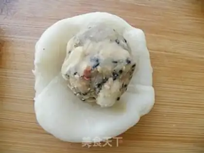 Make Old-fashioned ice cream sesame mooncake step 17