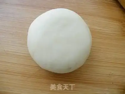 Make Old-fashioned ice cream sesame mooncake step 18