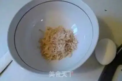 Make cucumber egg noodles step 1
