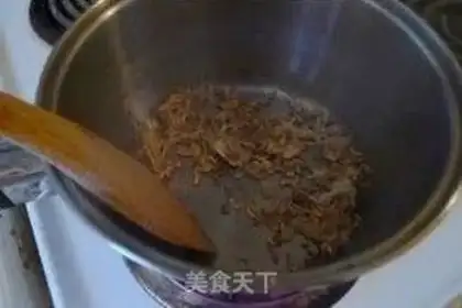 Make cucumber egg noodles step 3