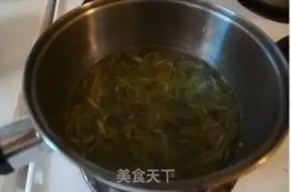 Make cucumber egg noodles step 4