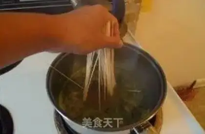 Make cucumber egg noodles step 5