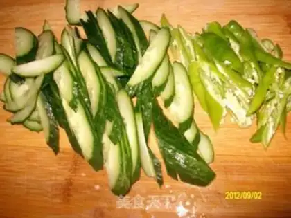 Make Onion burning cucumber chips step 0
