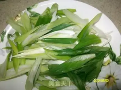 Make Onion burning cucumber chips step 1