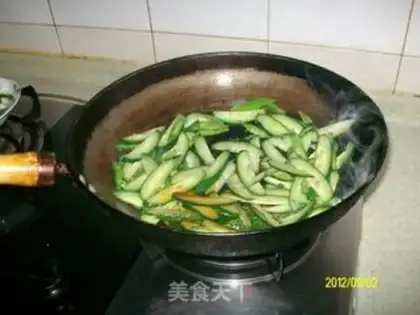 Make Onion burning cucumber chips step 5