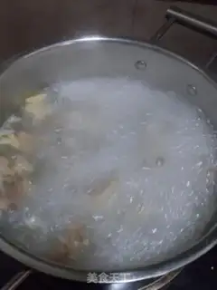 Make Frozen pepper crystal chicken claws step 1