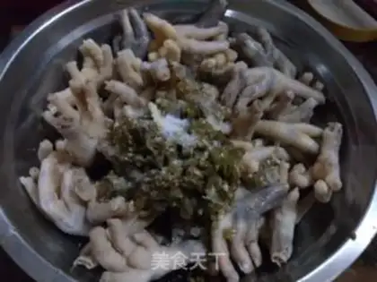 Make Frozen pepper crystal chicken claws step 4
