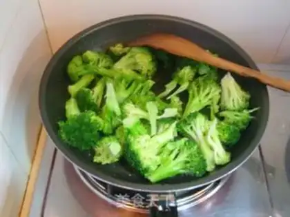 Make Garlic broccoli step 2