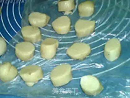 Make Blueberry ice-cream mooncake step 13