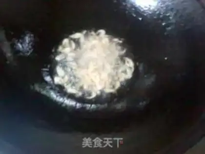 Make Shrimp and tomato eggs step 1