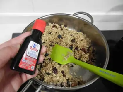 Make Vanilla fruit oatmeal step 3
