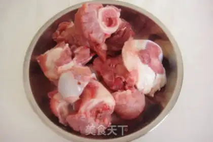 Make Horse-hot mountain medicine bone soup step 1