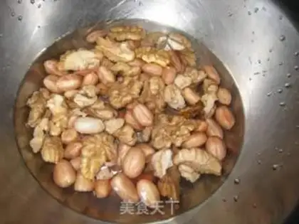 Make Pork walnut bone soup step 0