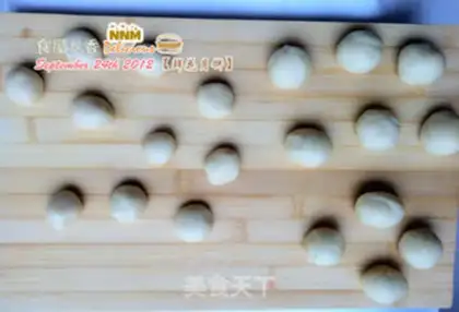 Make Rose flower mooncake step 4