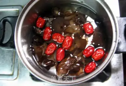 Make Blackwood, red-eared date soup step 1