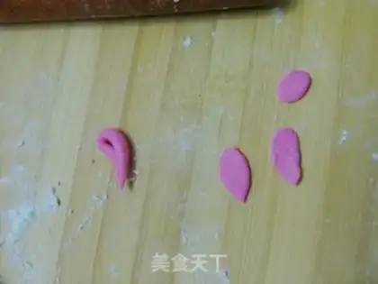 Make Pig fruit buns step 9