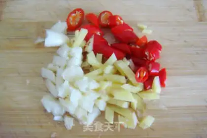 Make Sour cucumber fried meat step 2