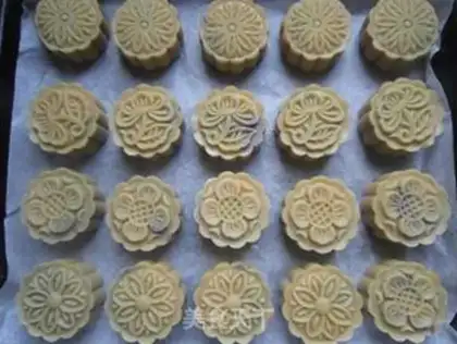 Make A wide range of potato moon cakes step 17
