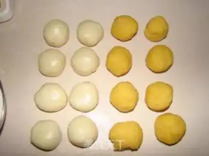 Make A milky ice-cream mooncake step 7