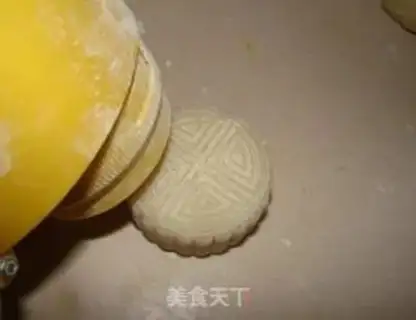 Make A milky ice-cream mooncake step 11