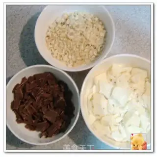 Make Homemade nut chocolate step 1