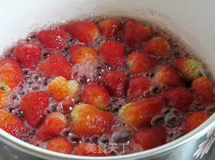 Make Homemade strawberry sauce step 0