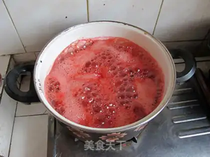 Make Homemade strawberry sauce step 1