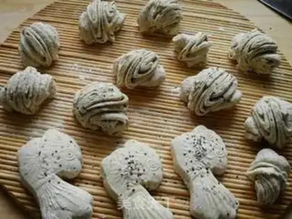 Make Soybean sesame roll step 9