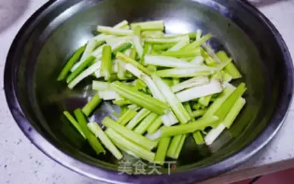 Make Celery fried dry step 0