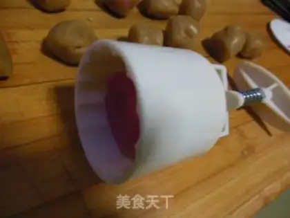 Make Rose ice-cream mooncake step 17