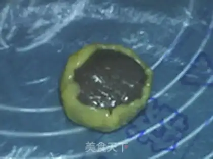 Make Blueberry mooncake step 4