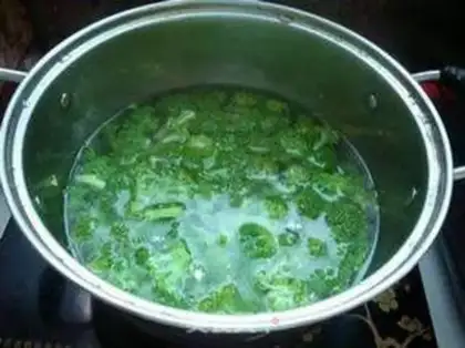 Make Eggs and broccoli step 1