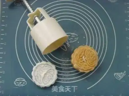 Make The egg yolk mooncake step 15