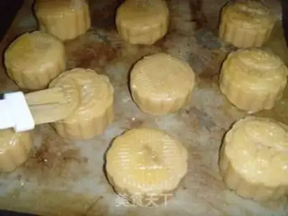 Make The egg yolk mooncake step 17