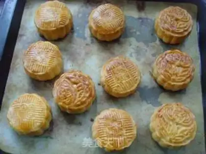Make The egg yolk mooncake step 18