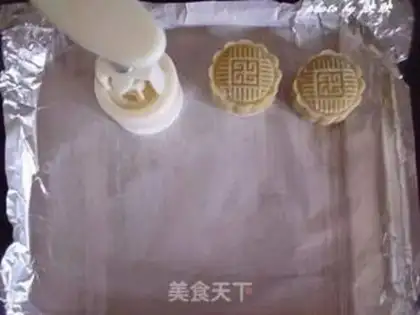 Make A wide-range tart moon cake step 20
