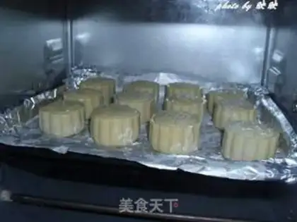 Make A wide-range tart moon cake step 23