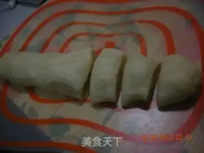 Make Sioux red bean moon cake step 4