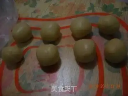 Make Sioux red bean moon cake step 5