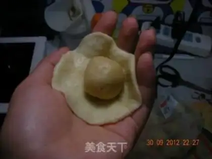 Make Sioux red bean moon cake step 7