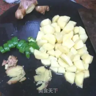 Make Curry potato chicken wings step 0