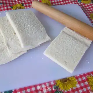 Make Toast banana rolls step 1