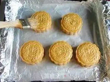 Make The egg yolk mooncake step 19