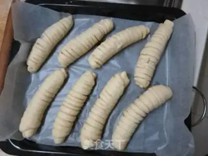 Make caterpillar bean bread step 9