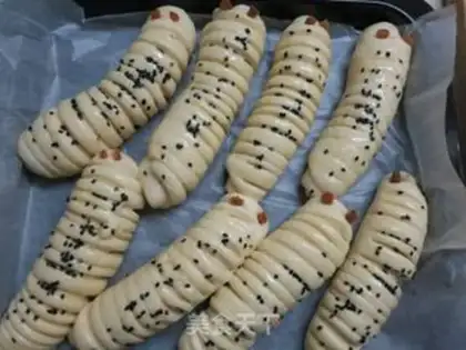 Make caterpillar bean bread step 10