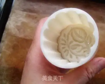 Make A wide-range mashed pea mooncake step 5