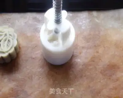 Make A wide-range mashed pea mooncake step 9