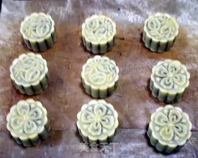 Make A wide-range mashed pea mooncake step 12